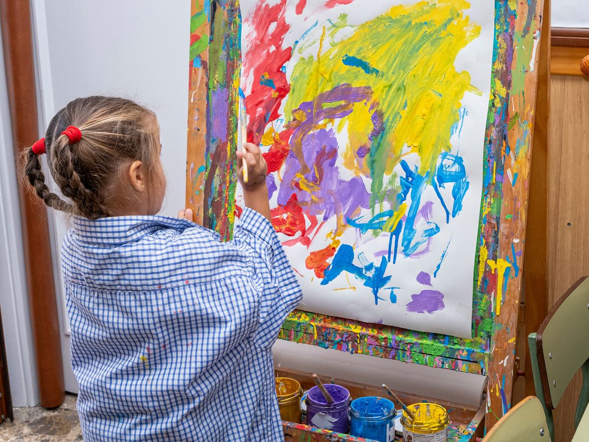 Una alumna pintando